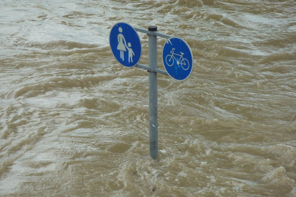 Slika poplavljenega cestišča je simbolična