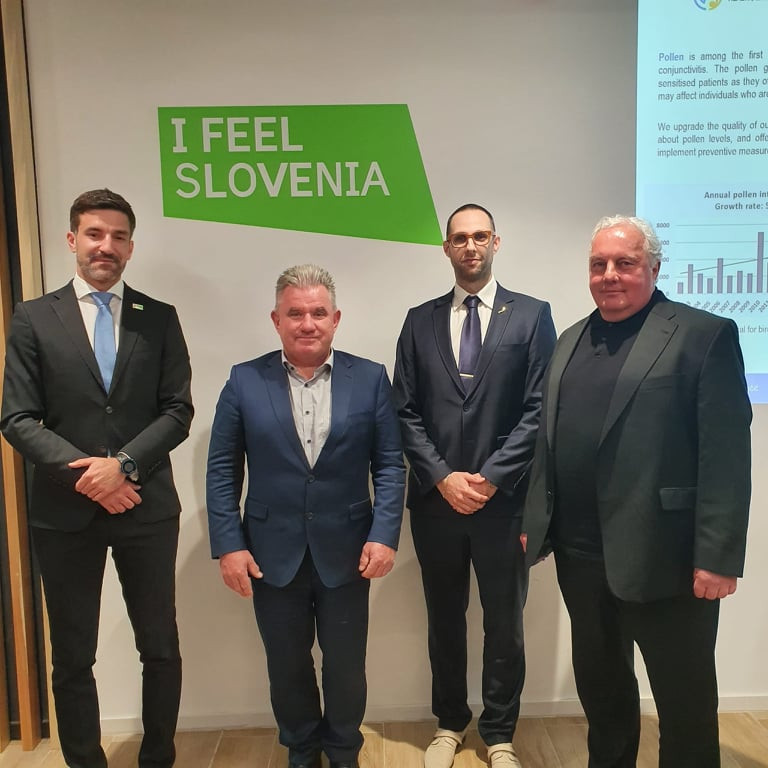 Udeleženci okrogle mize stojijo pred panojem I feel Slovenija, in sicer Marko Maverm nacionalni labaratorij za zdravje, okolje in hrano, minister Andrej Vizjak, Marko Gajič, Bled Water Festival, omaž Rodič, direktor centra odličnosti Vesolje