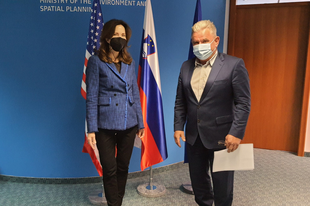 Veleposlanica Jamie Lindler Harpootlian in minister Andrej Vizjak