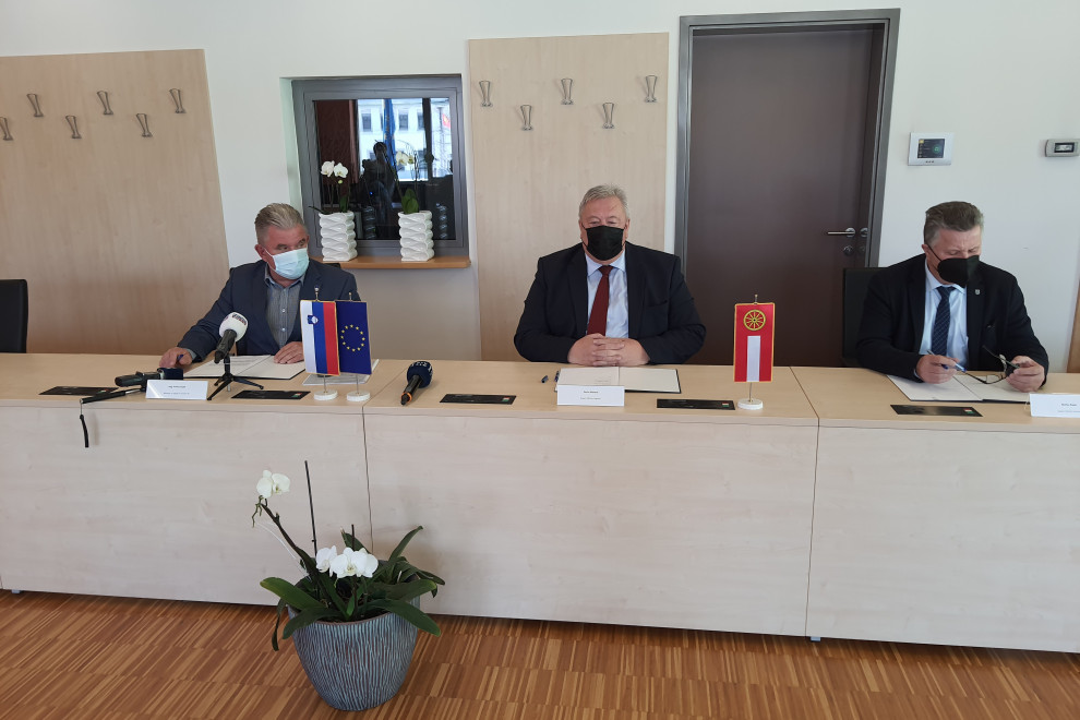 Od leve proti desni sedijo za mizo: minister Andrej Vizjak, župan Logatca Berto Menard  in župan Cerknice Marko Rupar