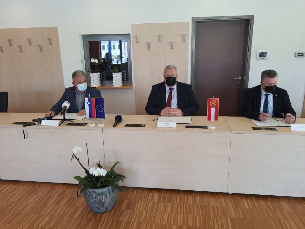 Od leve proti desni sedijo za mizo: minister Andrej Vizjak, župan Logatca Berto Menard  in župan Cerknice Marko Rupar