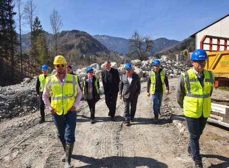 Minister na ogledu gradbišča skupaj s predstavniki občine in izvajalcev del