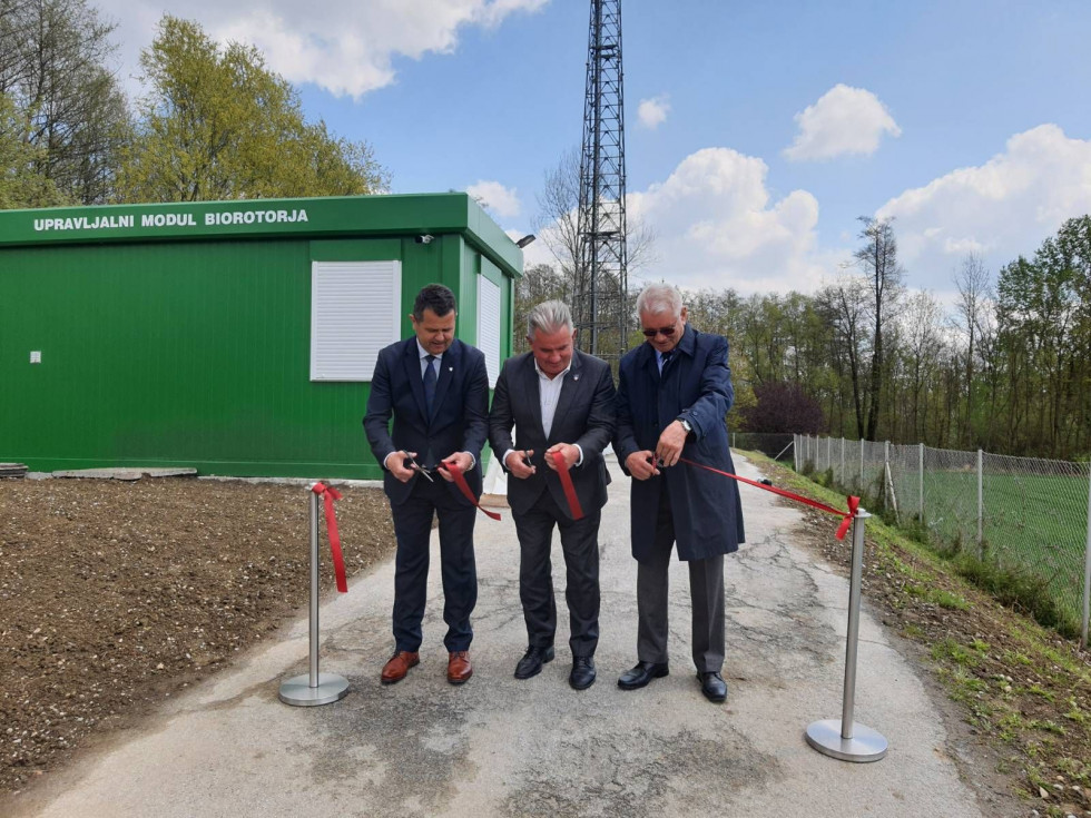 Rezanje traku od leve proti desni: župan Občine Lendava Janez Magyar, minister Andrej Vizjak in predstavnik izvajalca