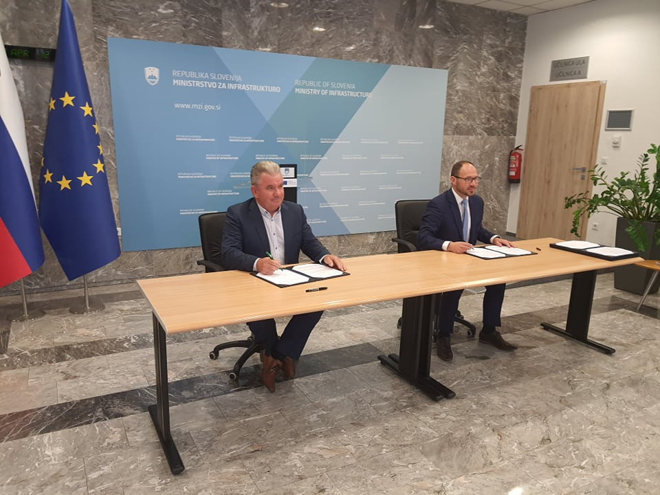 Ministra mag. Andrej Vizjak in Jernej Vrtovec ob podpisu sporazumaa