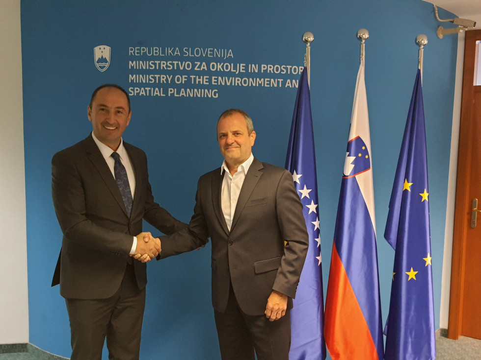 Levo kosovski minister za okolje, prostor in infrastrukturo Liburn Aliu, desno minister Uroš Brežan