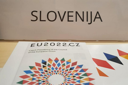 Češki logotip predsedovanja prikazuje rozeto pisanih igel kompasa v nacionalnih barvah članic EU 