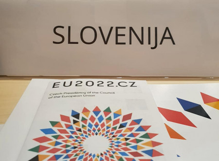 Češki logotip predsedovanja prikazuje rozeto pisanih igel kompasa v nacionalnih barvah članic EU 