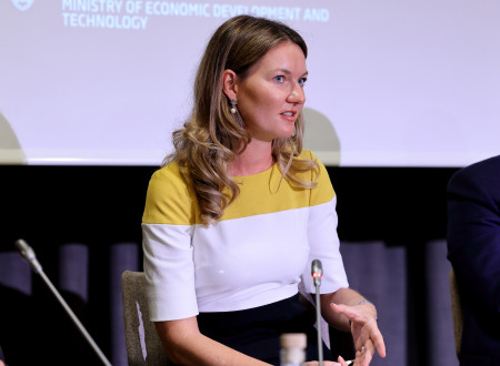 Tina Kobilšek sedi na stolu na panelu
