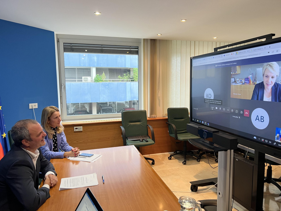 Minister Uroš Brežan s sodelavko Katjo Piškur na video povezavi z avstralsko ministrico za okolje in vode slovenskih korenin Tanyo Plibersek
