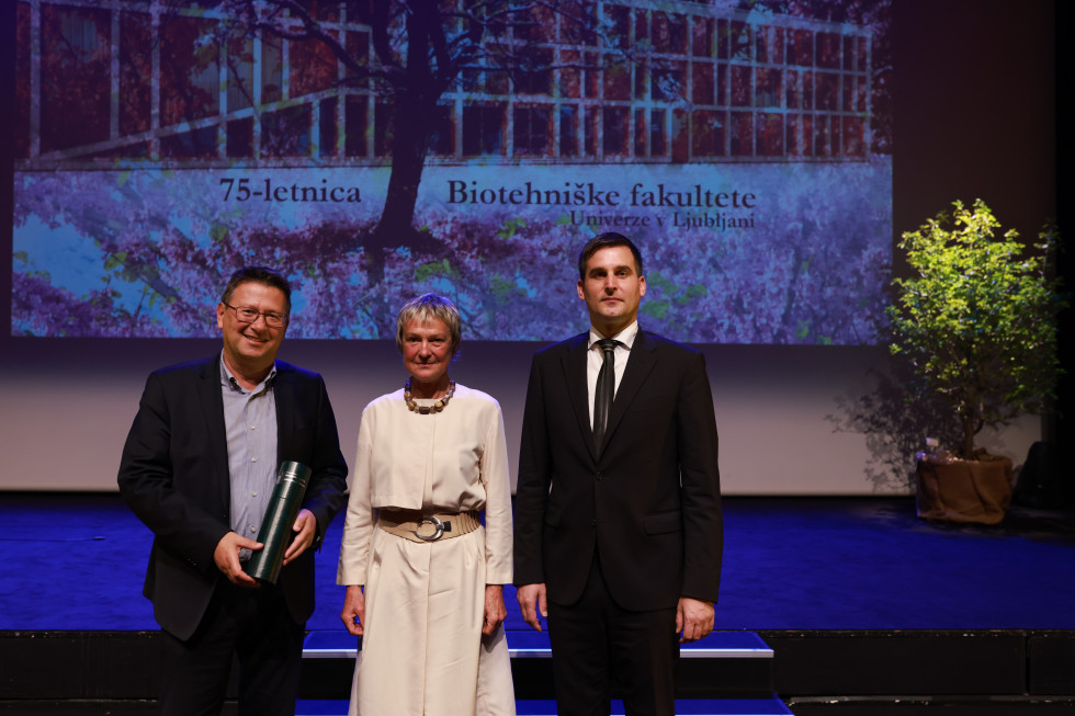 Levo generalni direktor Direktorata za prostor, graditev in stanovanja Georgi Bangiev, v sredini prof. dr. Marina Pintar dekanja Biotehniške fakultete, desno državni sekretar mag. Matej Skočir