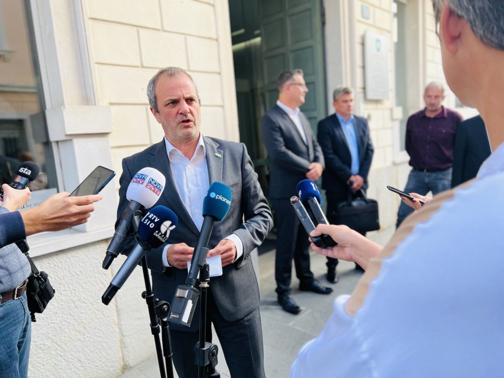 Minister Brežan podaja izjavo za medije 