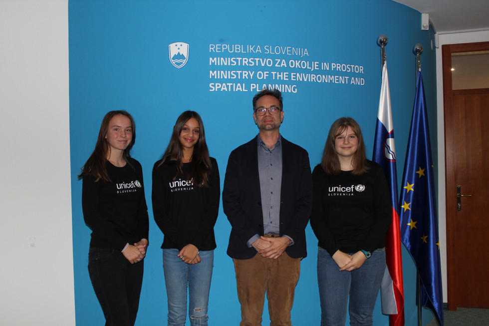 Državni sekretar Uroš Vajgl in junior ambasadorke UNICEF 