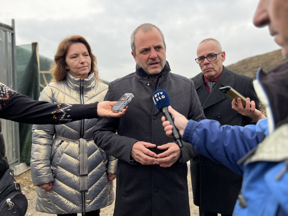 Minister Uroš Brežan podaja izjavo za medije ob ogledu odlagališča Suhadole