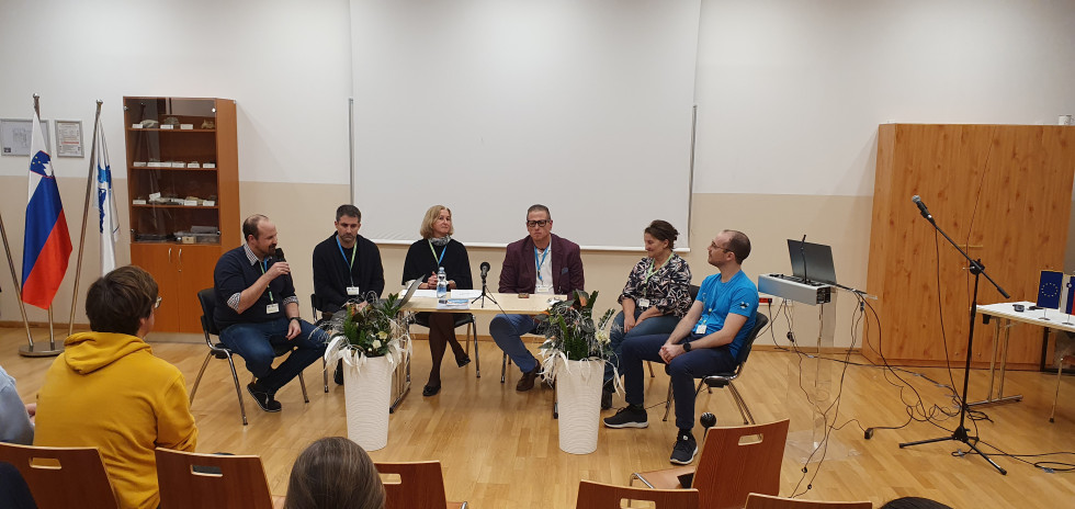 Okrogla miza in sodelujoči