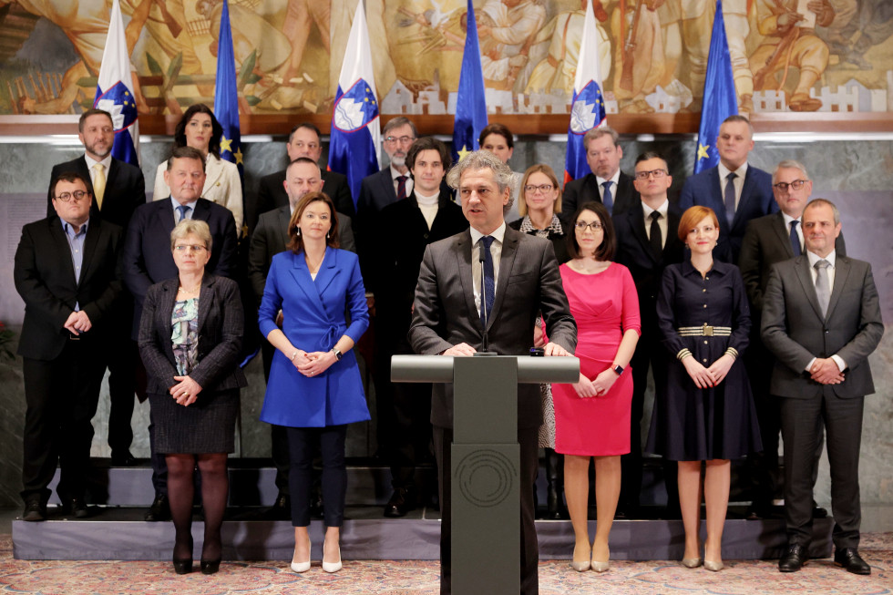 Skupinska fotografija vlade v novi sestavi