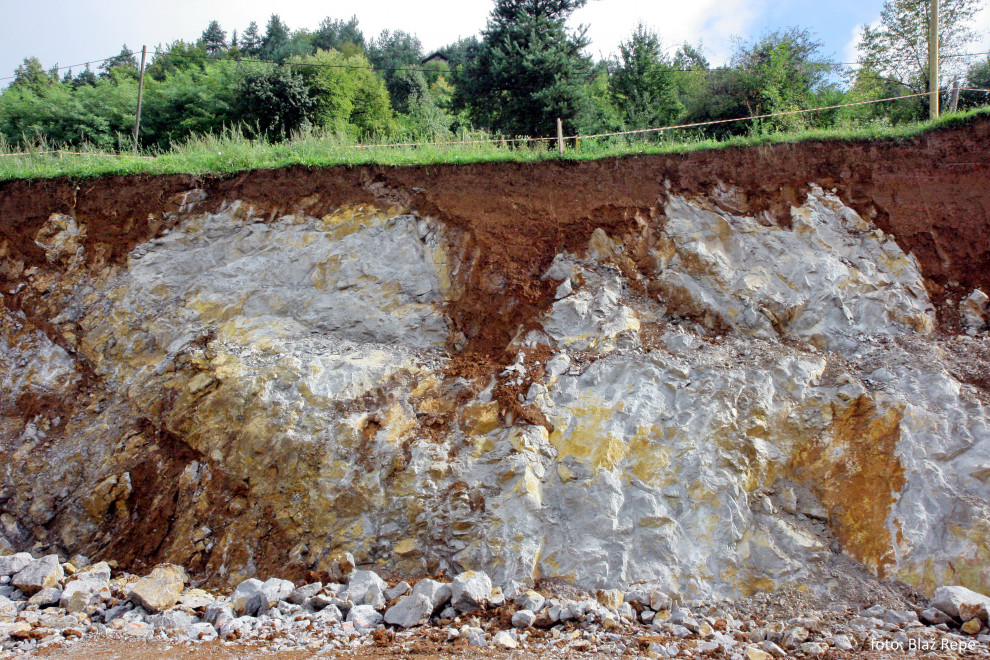 Prikaz kraških tal, kjer je značilno izjemno nepravilen stik s trdo, od vode razjedeno matično kamnino. 