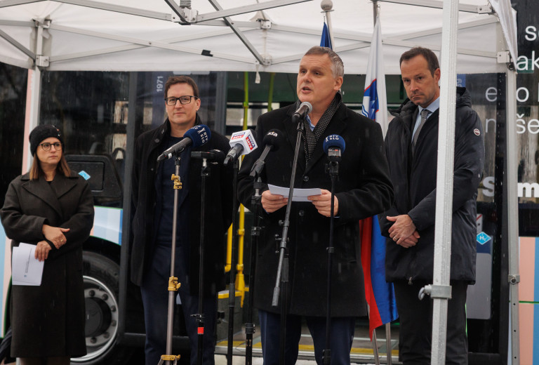 Ljubljana z avtobusi na vodikov pogon in podnebnimi črtami na poti do brezemisijske mobilnosti