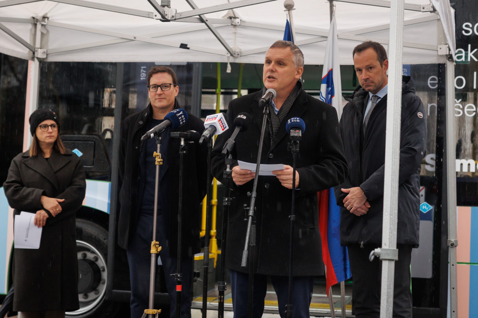 Moški pod belim baldahinom, pred mikrofonom je minister Kumer.