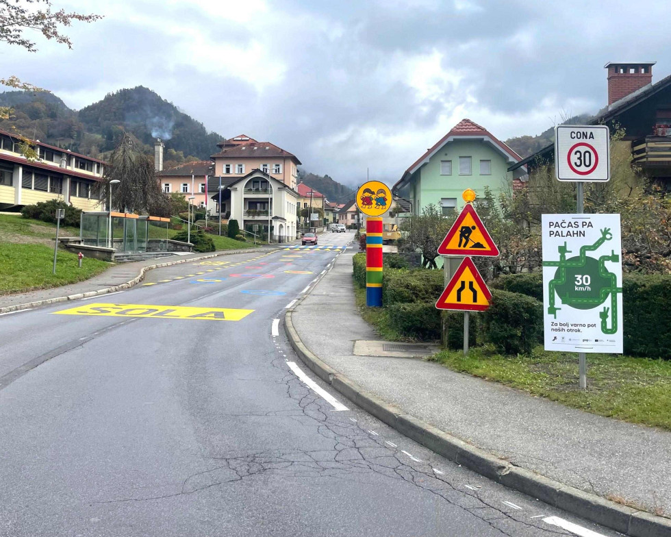 Fotografija ulice, kjer se začne cona 30 km/h v Cerknem