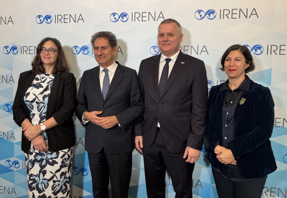 Delegacija pred fotosteno