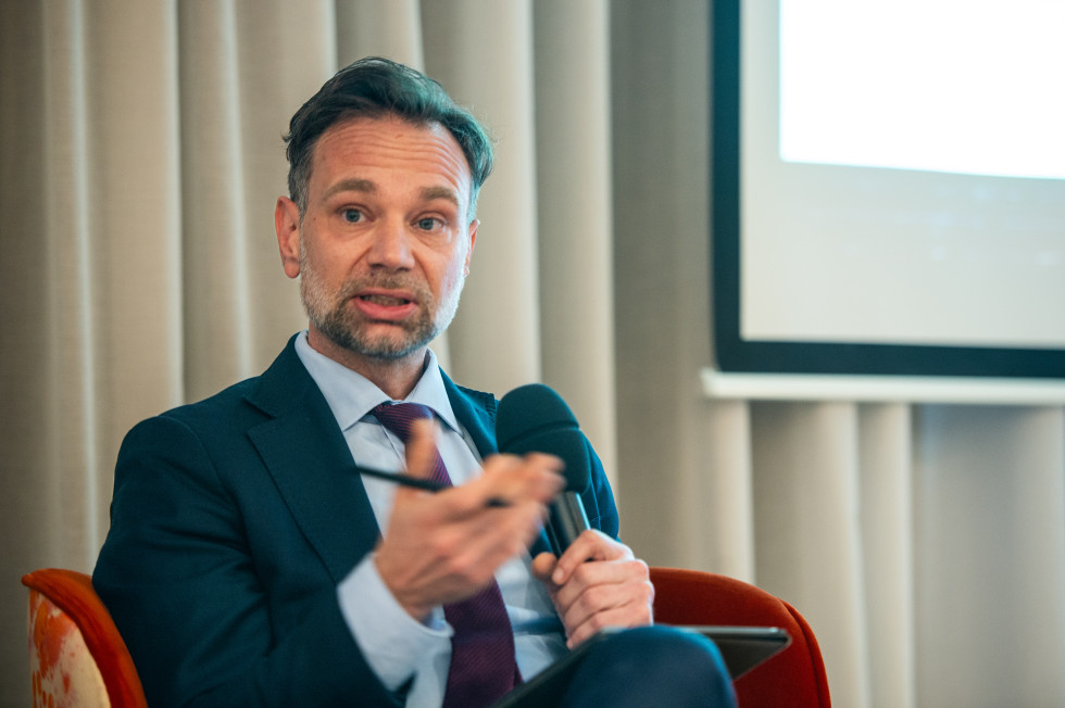 Državni sekretar med govorom