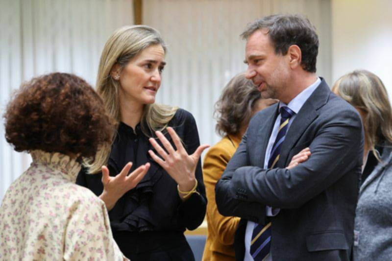 Sara med razlaganjem Urošu, ki posluša križem rok