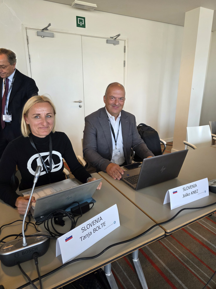 Tanja Bolte in Joško Knez sedita za mizo v konferenčni dvorani