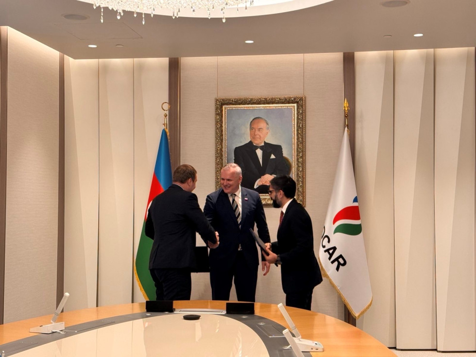 Minister Bojan Kumer se rokuje s predstavniki Azerbajdžana