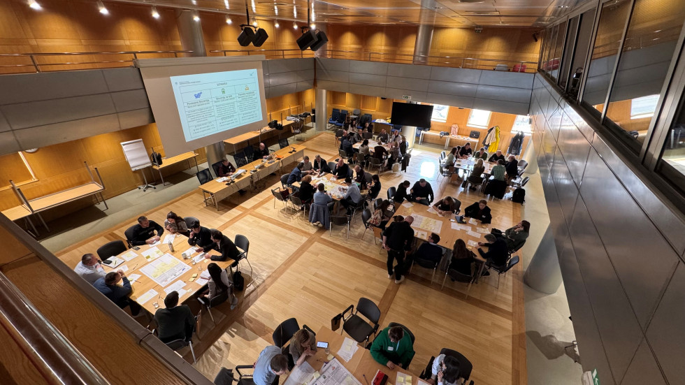 pogled na delovna omizja z balkona dvorane