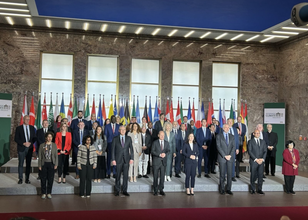 Skupinska slika vseh udeležencev podnebnega dialoga. Vsi stojijo, v ozadju zastave.