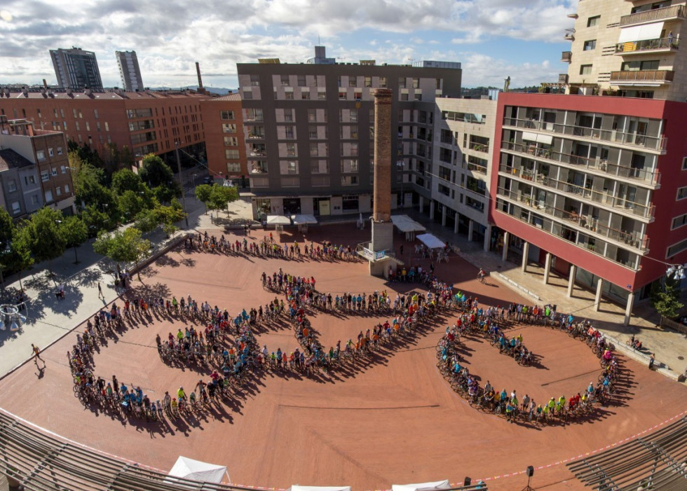 ljudje, ki stojijo na ploščadi med bloki, oblikujejo obliko kolesa