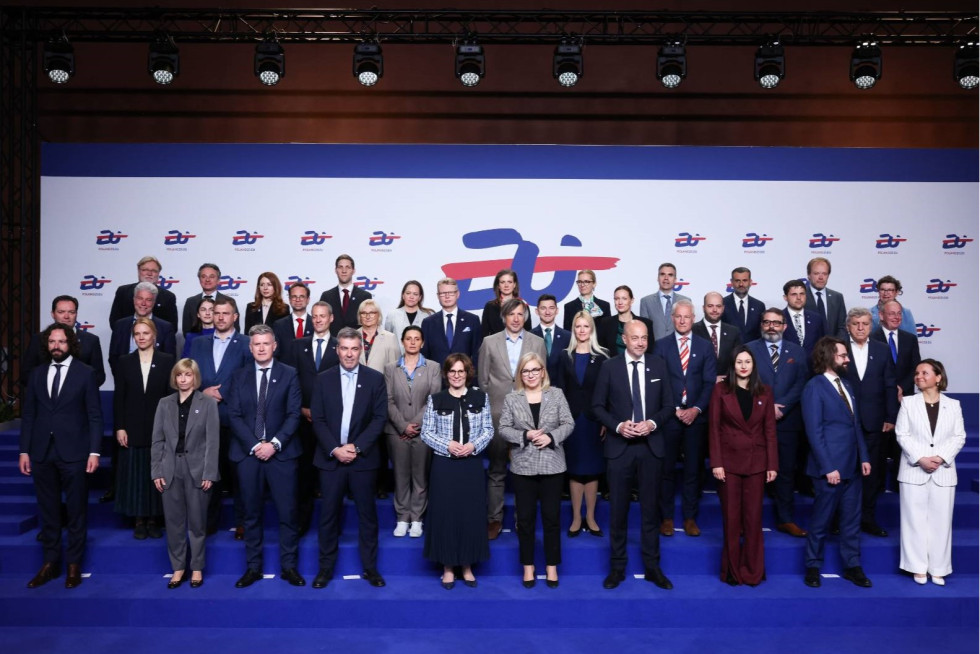 Skupinska fotografija vseh udeležencev, v ozadju logotip predsedujoče Poljske. 