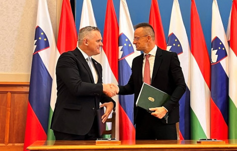 Podpis memoranduma (Ministers shaking hands, flags in background)