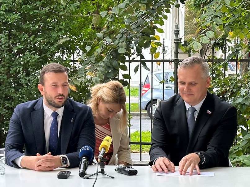 Virginijus Sinkevičius in Bojan Kumer na novinarski konferenci