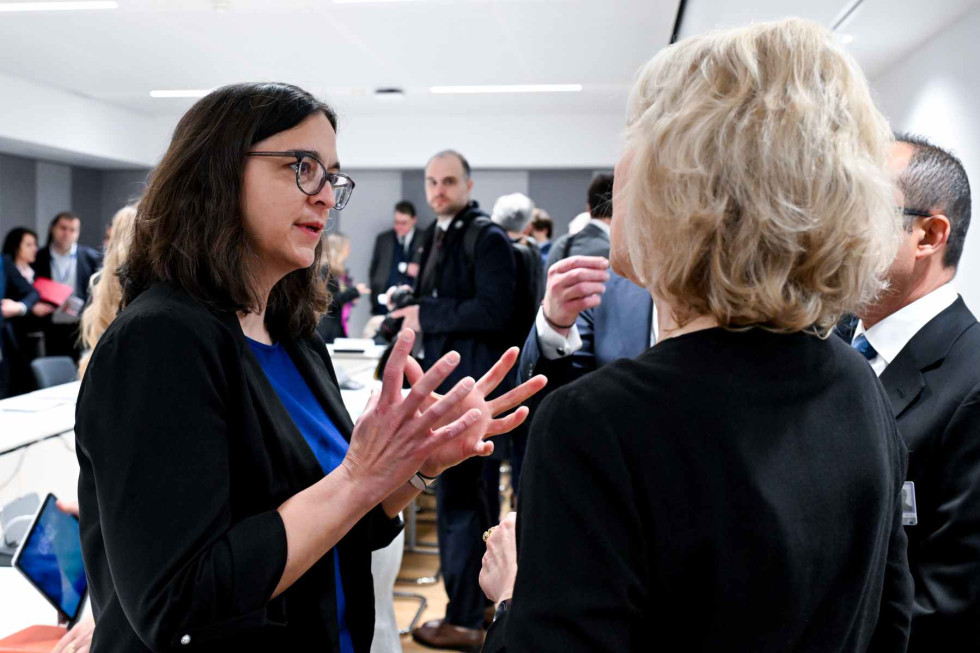 Tina Seršen med pogovorom, dve ženski se pogovarjata.