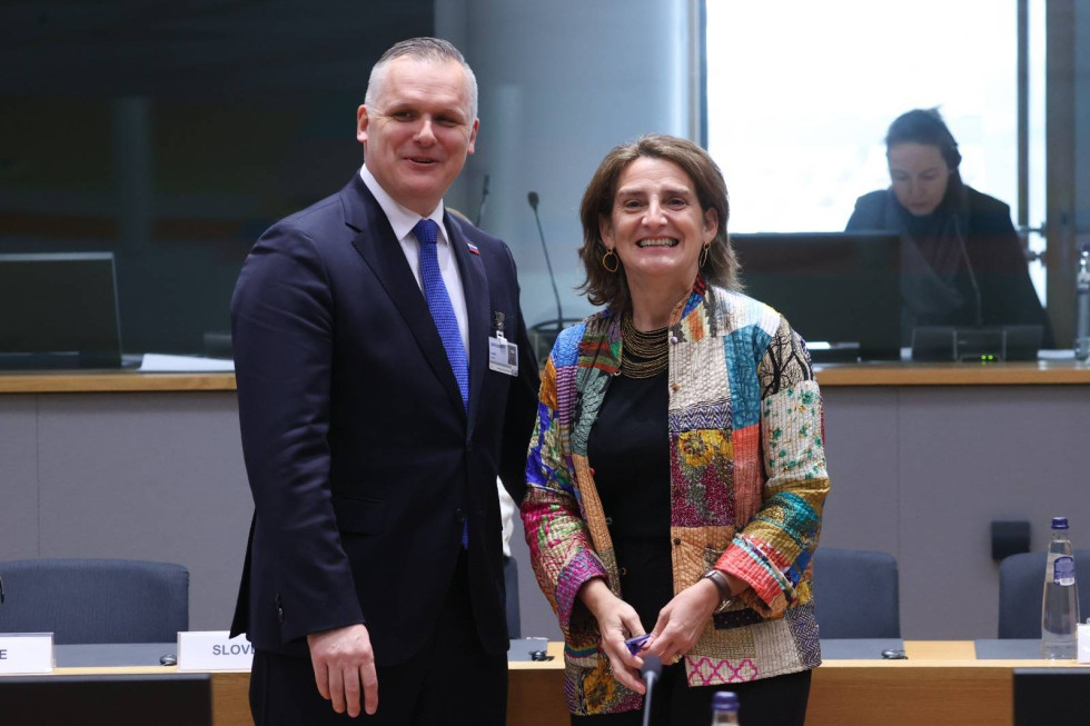 slovenski minister in španska ministrica stojita skupaj