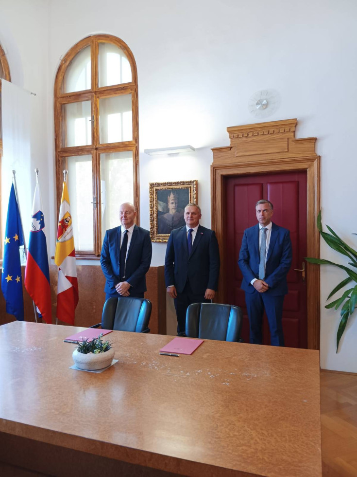 Na levi strani so zastave, desno od zastav stojio predsednik uprave družbe Petrol Sašo Berger, minister Bojan Kumer in župan Mestne občine Novo mesto Gregor Macedoni