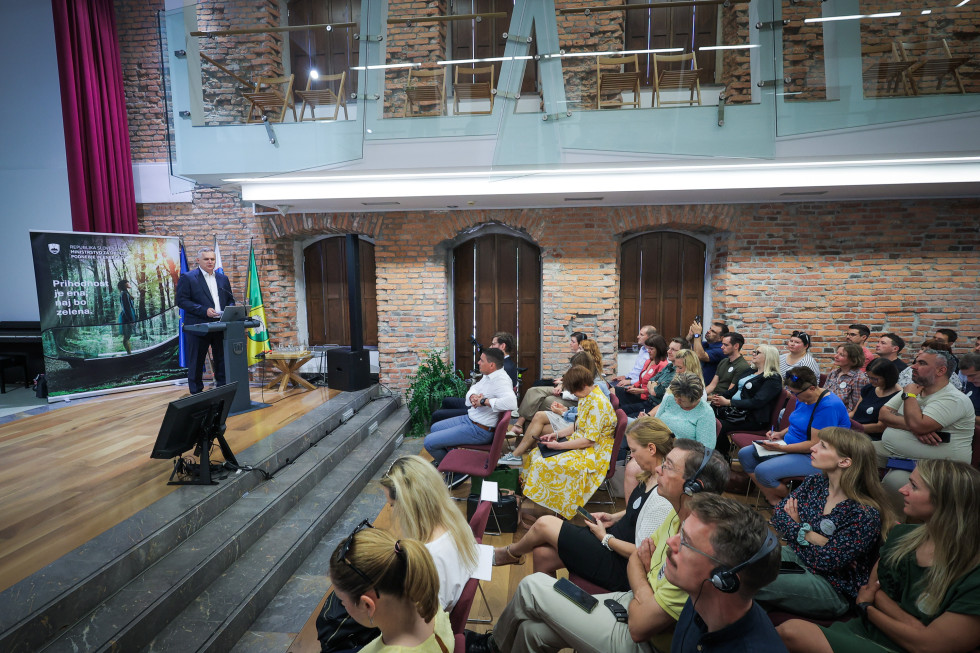 minister med nagovorom zbranim v dvorani