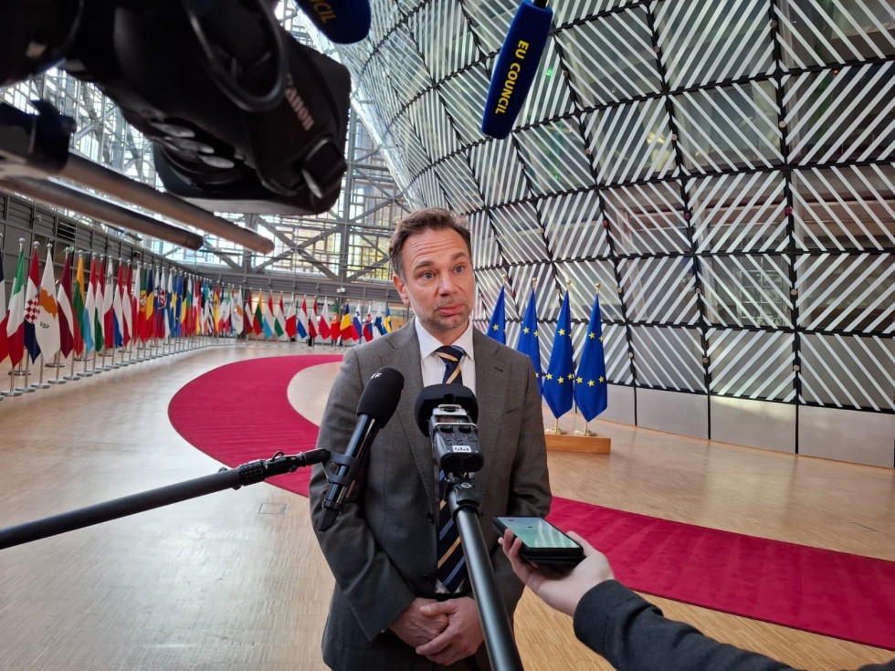 Moški obdan z mikrofoni