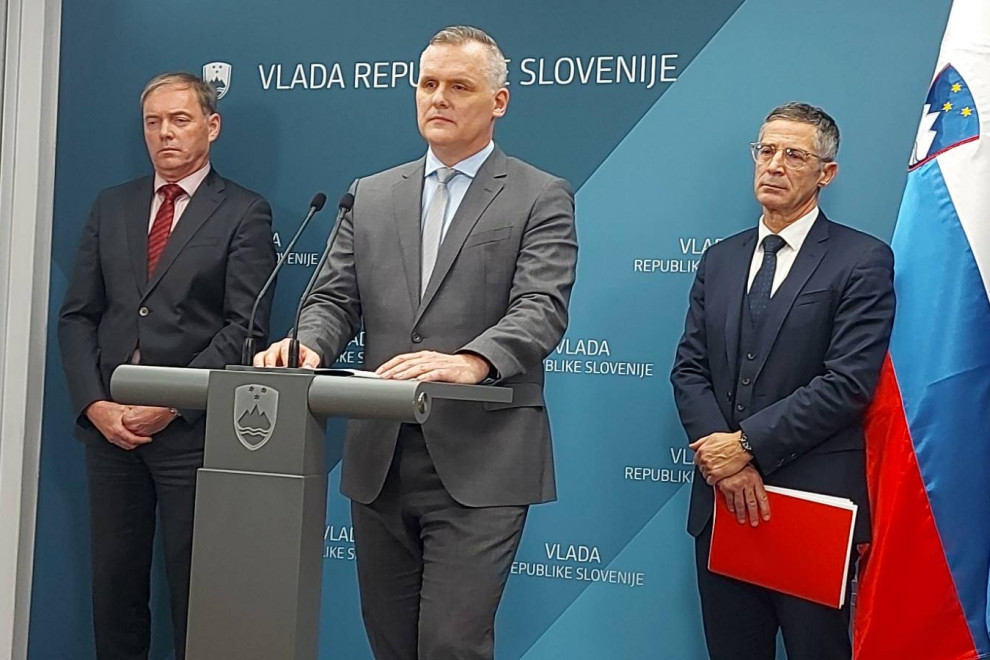 Minister Bojan Kumer na novinarski konferenci