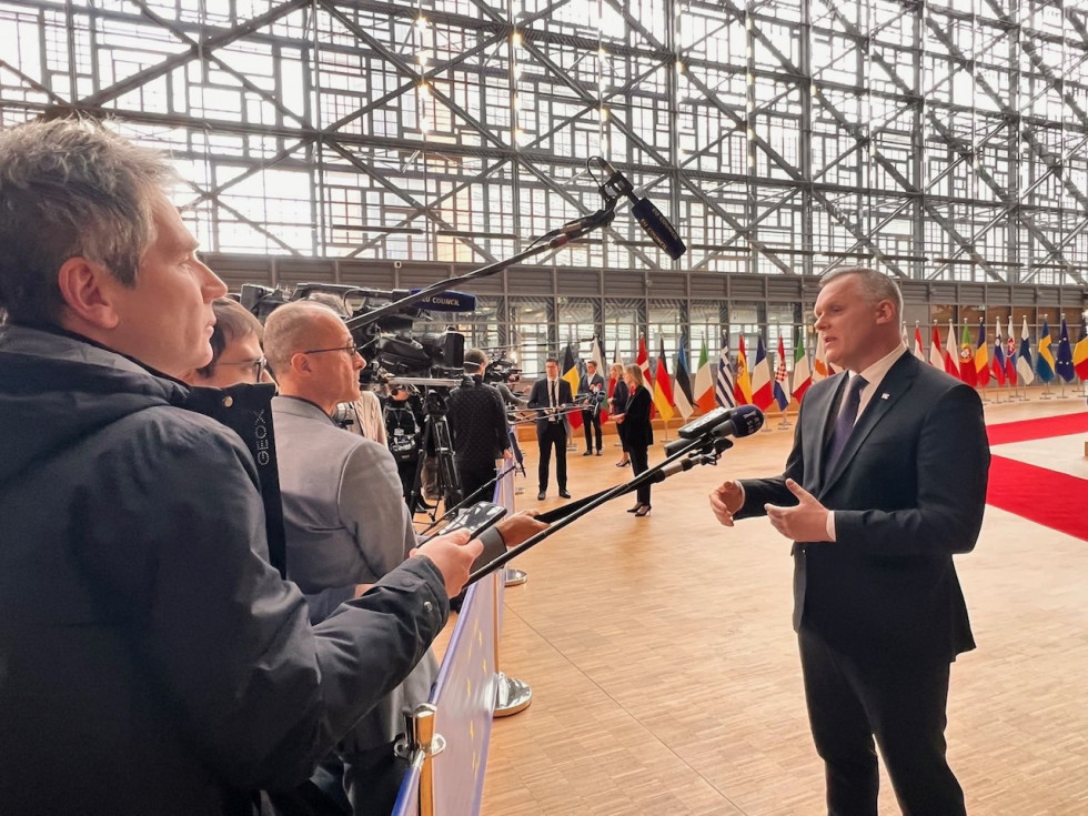 Minister za okolje, podnebje in energijo mag Bojan Kumer med izjavo v Bruslju