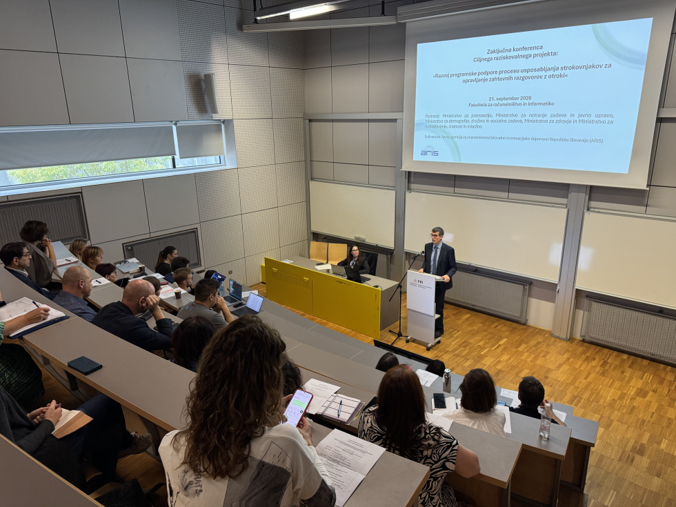 Državni sekretar med uvodnim pozdravom v predavalnici Fakultete za računalništvo in informativo Univerze v Ljubljani. 