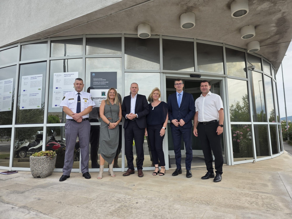 Skupinska fotografija pred Zavodom za prestajanje kazni zapora Koper 