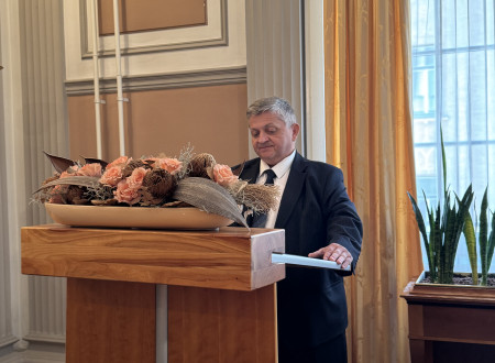 Anton Galun, sodni izvedenec za strokovno področje promet, podpodročje digitalna forenzika vozil, stoje izreka prisego v sejni sobi Ministrstva za pravosodje.