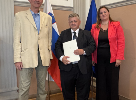 Državna sekretarka Barbara Levstik Šega, predsednik Strokovnega sveta za sodno izvedenstvo, sodno cenilstvo in sodno tolmačenje prof. dr. Vincenc Butala in sodni izvedenec Anton Galun. 