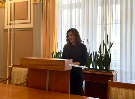Eva Tratnjek Bat, okrožna državna tožilka na Okrožnem državnem tožilstvu v Novi Gorici, stoje izreka prisego v sejni sobi Ministrstva za pravosodje.