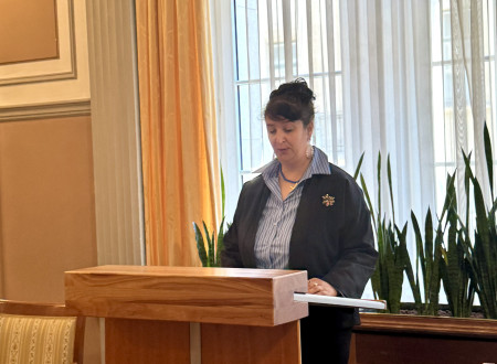 Pika Gostiša, okrajna državna tožilka na Okrožnem državnem tožilstvu v Ljubljani, stoje izreka prisego v sejni sobi Ministrstva za pravosodje.