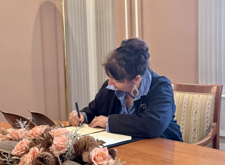 Pika Gostiša, okrajna državna tožilka na Okrožnem državnem tožilstvu v Ljubljani, sede podpisuje potrdilo o prisegi v sejni sobi Ministrstva za pravosodje.
