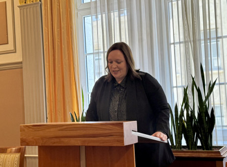 Dr. Vesna Mesec-Baligač, okrajna državna tožilka na Okrožnem državnem tožilstvu v Ljubljani, stoje izreka prisego v sejni sobi Ministrstva za pravosodje.