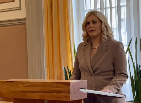 Lea Hudobivnik, okrajna državna tožilka na Okrožnem državnem tožilstvu v Ljubljani, stoje izreka prisego v sejni sobi Ministrstva za pravosodje.